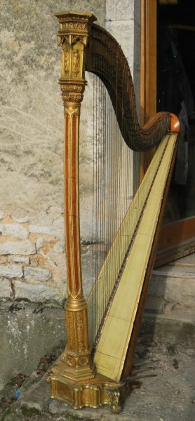 Cette harpe a été restaurée pour le Domaine régional de Chaumont sur Loire, dans le Loir-et-Cher.