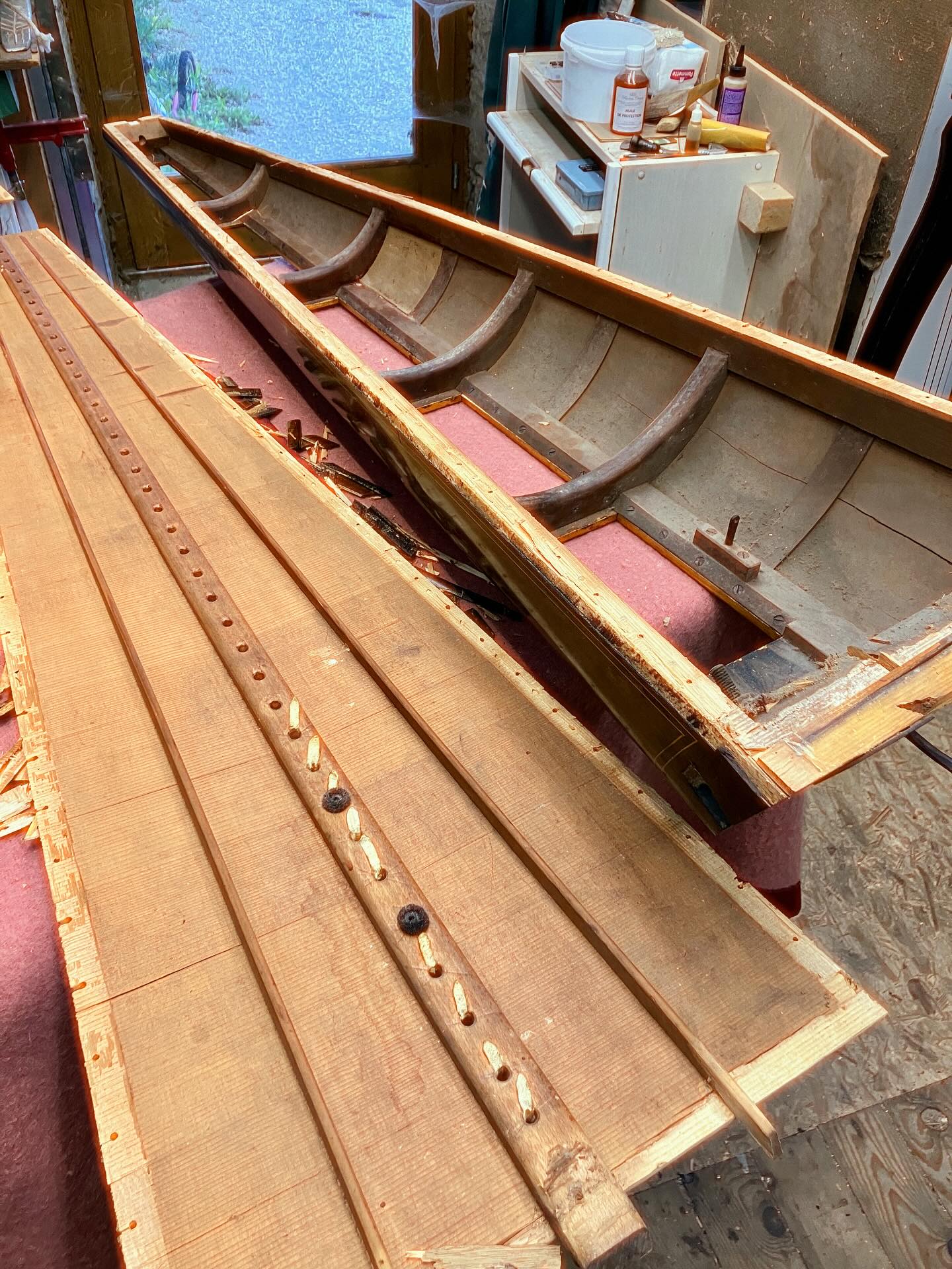 Et si on fabriquait plutôt des pirogues ??? 🛶🤭

.

#tabledharmonie #harpe #harp #harfe #harprestorer #restaurationdeharpes #erard #erardharp #restaurationdupatrimoine #metiersdart #maitreartisan