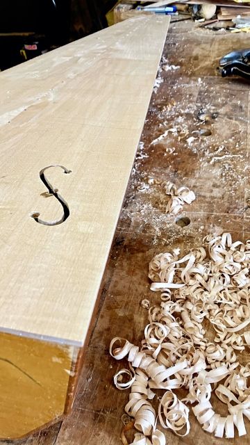 ✨Changement d’une table d’harmonie sur une harpe chromatique ✨

Cette harpe a été fabriquée par un luthier écossais, Tim Hobrough, d’après un modèle baroque. La harpe s’est cassée à cause de la trop forte tension des cordes. 

Démontage, détablage, réalisation de la nouvelle table, ajustage, collage, vernissage, remise en cordes… 
De longues heures de travail pour un résultat qui en valait la peine ✨🎶

Matthias a également réalisé des pieds à la demande de la cliente, afin que la harpe tienne debout. 
Ne sont-ils pas mignons, ces petits pieds ? ☺️

.

#harpe #harp #harfe #restaurationdeharpes #harprepair #harprestoration #facteurdeharpes #artisandart #maitreartisandart #restaurationdupatrimoine #harpebaroque #instrument #woodworking #travaildubois #ebenisterie #metierdart #metierpassion #bourgognefranchecomte