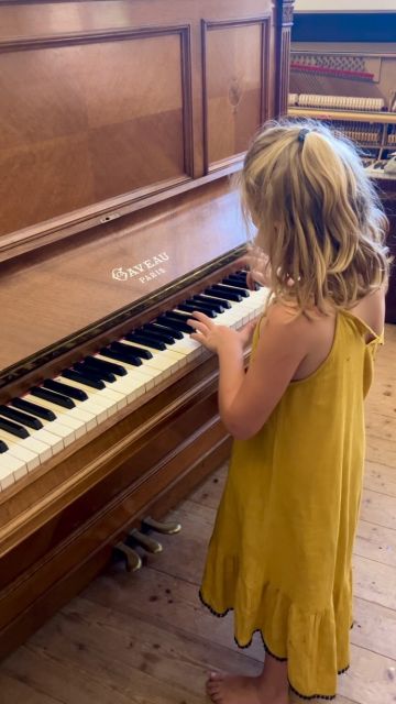 - Tu reconnais le morceau, maman ?
- Euh… non. 
- C’est « Au clair de la lune » !!! Mais j’ai changé les notes. 

😂😂😂

.
[Ce piano GAVEAU vient d’arriver à l’atelier pour une restauration complète. Il sonnera mieux dans quelques mois 😇😉]

.

#mumpreneur #mumpreneurlife #mamanentrepreneure #motdenfant #piano #pianorestoration #pianotechnician #pianotechnicianlife #artisanat #metiersdart #metierpassion #cotedor #hautemarne #hautesaone