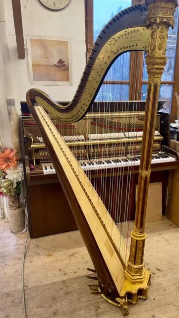 Voici un petit récapitulatif de notre année 2025 ☺️
.
Car, contrairement aux apparences sur les réseaux sociaux, nous n’avons pas chômé 🤭🙃😇
.
.
Nous avons du mal à nous astreindre à publier régulièrement sur les réseaux : nous n’aimons pas vraiment cela et cela prend du temps que nous n’avons pas. 
Bref, on est bien plus à l’aise au fond de notre atelier 😂
.
Mais cela ne nous empêche pas d’être heureux de partager ces photos de 2025 avec vous (si vous saviez le temps que nous a pris ce post 🫣😬) 
et de vous souhaiter ✨une très belle année 2026 !!! ✨
.
Merci pour votre confiance 🙏

.

#harpe #piano #metiersdart #harprestoration #pianorestoration