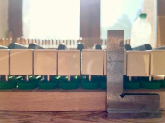 Avant 😕
Après ✨
Et derrière ! Grâce à ce petit miroir de maquillage 😊 Outil indispensable !!!
.
Le dégauchissage du clavier est une étape demandant de la patience mais elle est nécessaire… et gratifiante 😁

.

#piano #technicienpiano #pianotechnician #côtedor #hautemarne