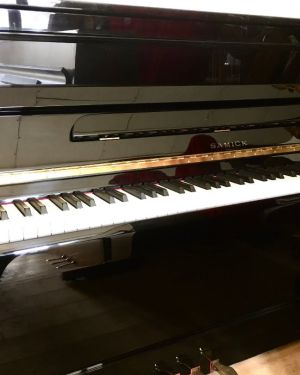PIANO SAMICK JS-112, NOIR LAQUE – FACTURE COREENNE