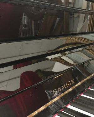 PIANO SAMICK JS-112, NOIR LAQUE – FACTURE COREENNE