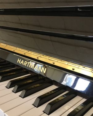 PIANO HARTMANN, NOIR LAQUE – FACTURE ASIATIQUE